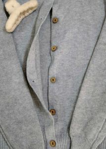 Gray Knit Cardigan with free white hair claw clip�