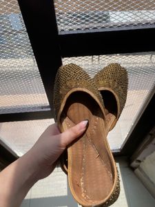 Embroidered Jutti Flats