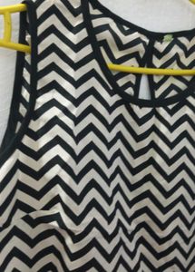 Zigzag Print Top 🤍
