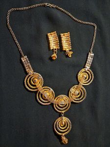 Gold Tone Necklace &amp; Earring Set