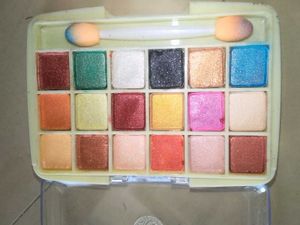 Ranen 18-Color Eyeshadow Palette (Model ES1803)