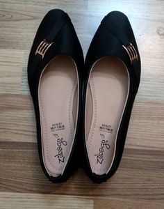 Stylish Black Bella Flats.