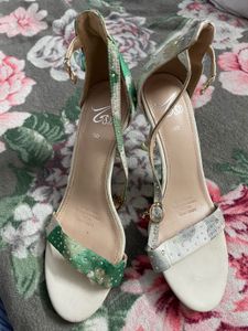 Gorgeous Floral Heels - Size 6