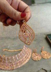 Elegant Pink &amp; Gold Choker Necklace