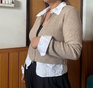 🌼 Beige Ribbed Zip-Up Sweater with White Collar🌼