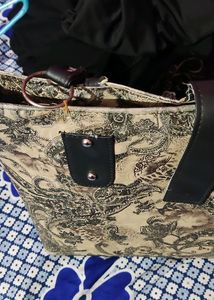 Hand Bag Bag Bikul Sahi Hai Aur New Hai Magar Ek Handel Ka Ring Nikal Gaya Hai