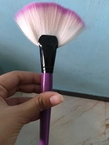 Makeup Fan Brush