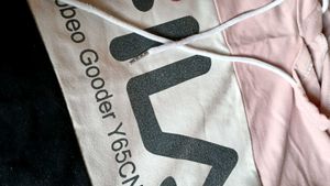 Colorblock Graphic Hoodie – Comfy, Cool & Street-S