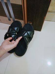 trandy black sandle