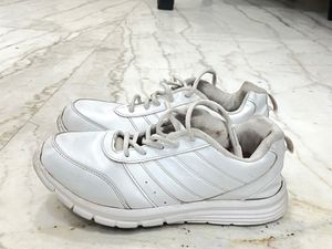 Bata Fine leather Pure White Hunter Sport Shoes.