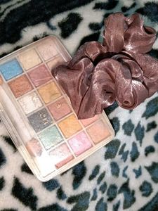 Eyeshadow Palette with Brush + crunchy