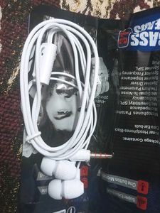Sounce White Earphones - New in Box!