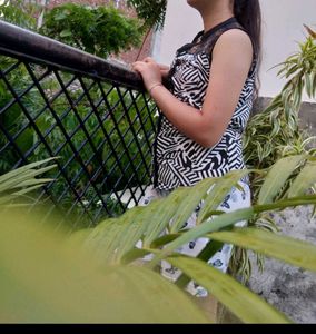 Black &amp; White Sleeveless Printed Top with