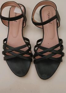 Flat wear with little heal and a beautiful lether trap design over soul