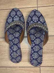 Ethnic Blue Juttis