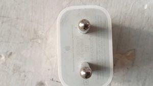 APPLE NEW AND ORIGINAL 20 WATT MOBILE ADAPTER