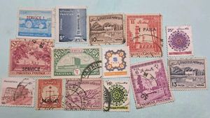 14 Vintage PAKISTAN Stamps