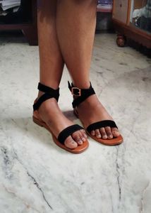 I am selling flate sandle