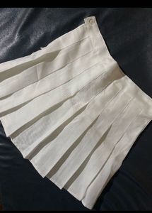 🦢 White Pleated Skirt - Elegant and Versatile
