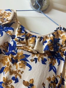 Feminine floral Top By All About You