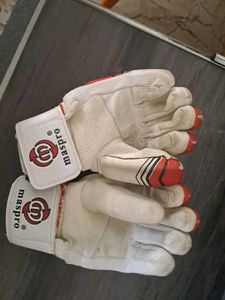 Cricket hand gloves