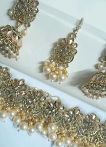Elegant  Kundan &amp; Pearl Jewelry Set