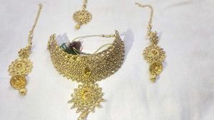 2 Jewellery Sets