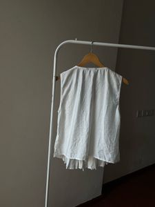 NEW LOOK White Pleated Tie Front Sleeveless Top