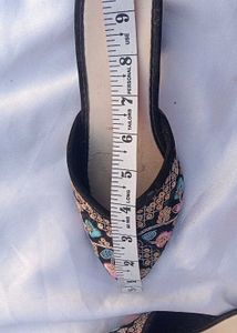 Floral Embroidered sandal 👡