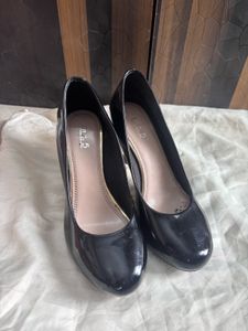 Inc. 5 Black Patent Leather Pumps