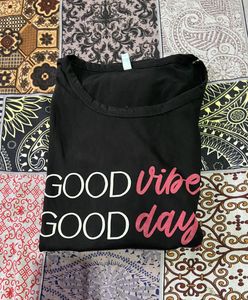 🖤Stylish Pre-Loved T-Shirt – Great Condition! 🖤