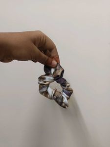 6 scrunchies.