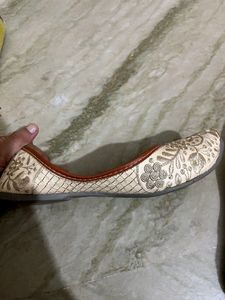 Cream coloured Jutti