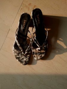 stylish black and white heel 👠