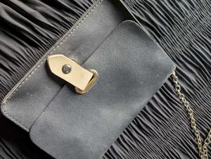 BLACK SLING BAG