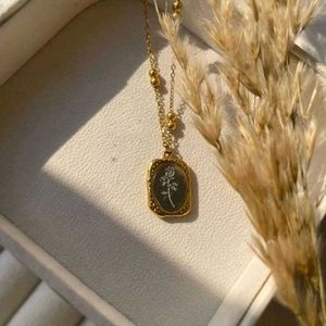 Rose Pendant Necklace