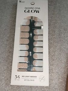Dashing Diva GLOW Nail Strips