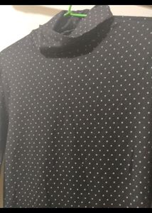 Turtle neck polka dot sweater style