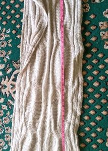 HANDMADE CREAM MUFFLER. WOOLLEN