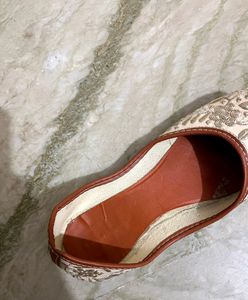 Cream coloured Jutti