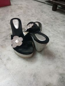 Beautiful Black And Grey Flower Design Wadges