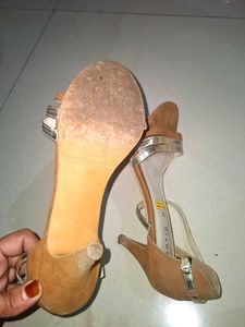 Footin Tan &amp; Gold Heels - Size 5