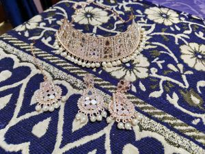 Elegant Pearl Choker
