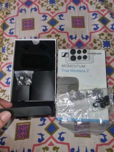 Sennheiser MOMENTUM True Wireless 2 accessories on