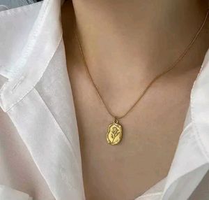 Gold Flower Pendant Necklace