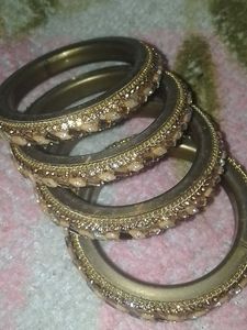 Ye Bangles Ko Mai Ne Ek Bar Hi Phena Hai