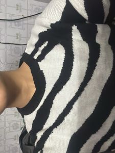 Zebra Print Pullover Sweater   M