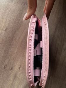 Organiser pouch with zipper