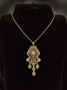 Elegant Gold-Tone Necklace artificial