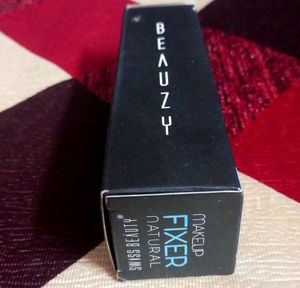 Women&#39;s Makeup Fixer